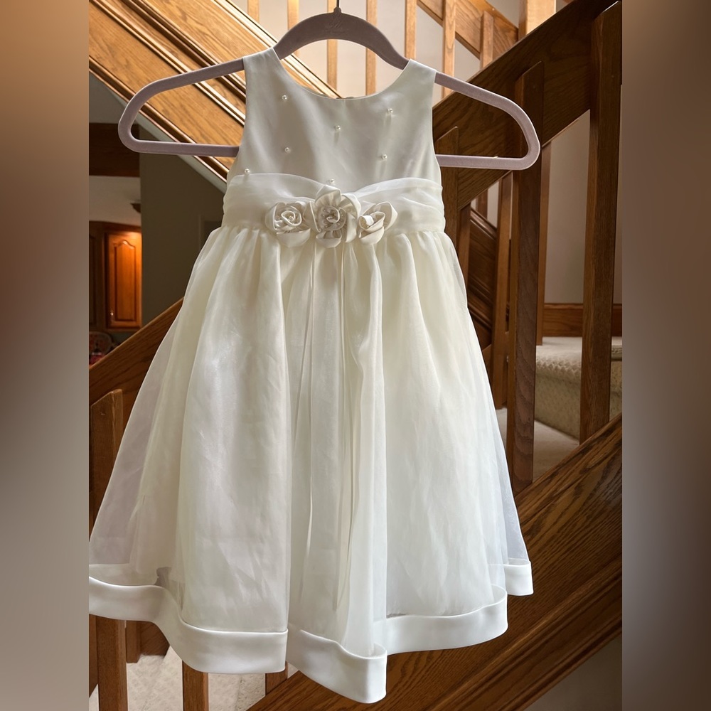 Isobella and Chloe Toddler white formal/flower girl dress size 4T.